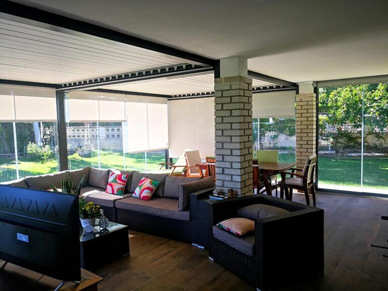 Descubre la comodidad y elegancia con Acuglass: tu mejor opci&oacute;n en cerramiento de terraza con cristal abatible